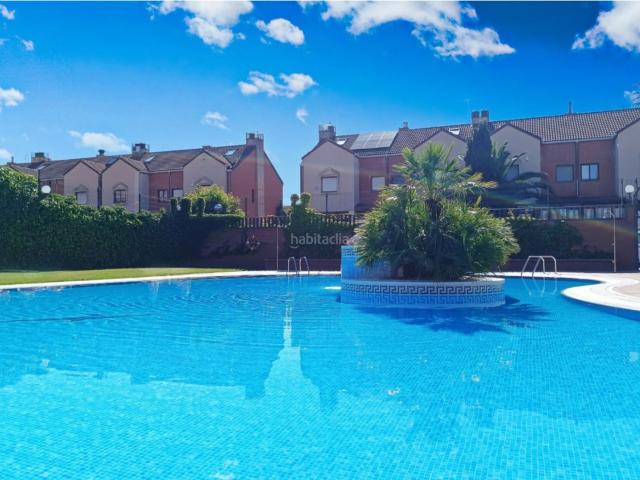 Casa en venta en Logroño, Avenida Madrid. Elegancia y Espacio en el Corazón de La Guindalera, Logroño. Le presentamos una oportunidad única de adquirir una magnífica casa e. Casas.