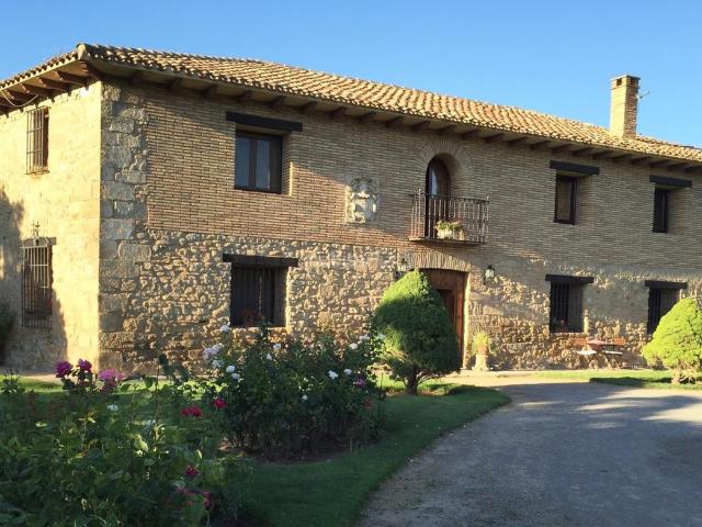 Casa en venta en Logroño, La Portalada Varea. Magnífica propiedad ! Casa rural Finca El Cónsul, ubicada a 6 kilómetros de Logroño, junto al río Ebro. Casas.