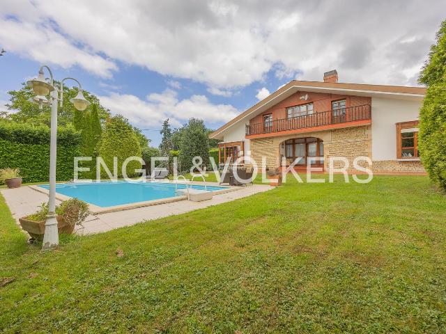 Casa en venta en Loiu. Espectacular chalet unifamiliar en Loiu. Casas.