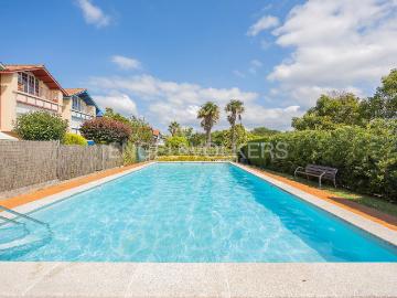 Casa en venta en Loiu. Vivienda con piscina comunitaria en Loiu. Casas.