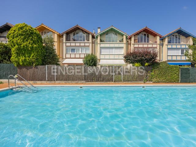 Casa en venta en Loiu. Vivienda con piscina comunitaria en Loiu. Casas.