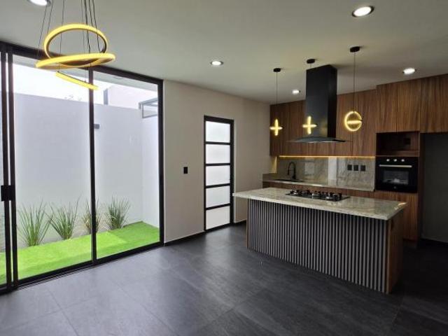 Casa en Venta en Loma Alta Tres Marías, Casa Club, gimnasio, áreas verdes, canchas multideportivas