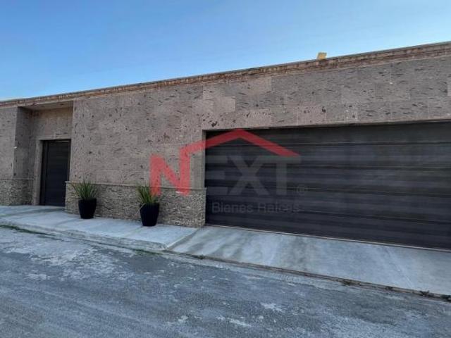 Casa en Venta en Loma Blanca, Saltillo | 920 m² Terreno | 648.50 m² Construcción | Alberca | Paneles