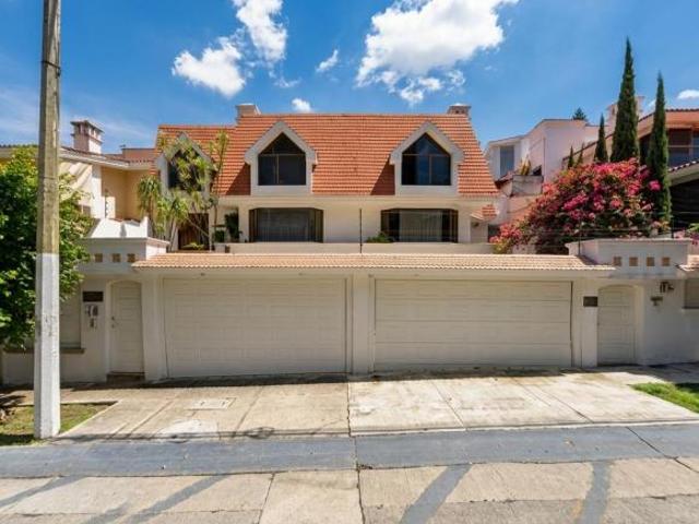 CASA EN VENTA EN LOMA REAL ZAPOPAN JALISCO