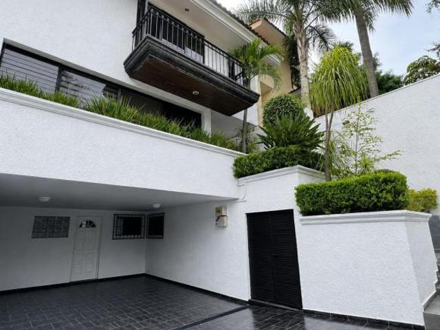 CASA EN VENTA EN LOMA REAL | FRENTE A PARQUE