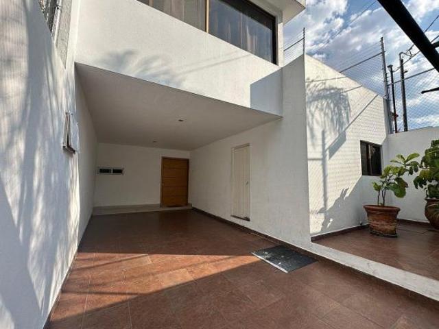 Casa en Venta en Lomas Altas – Excelentes Espacios y Conectividad