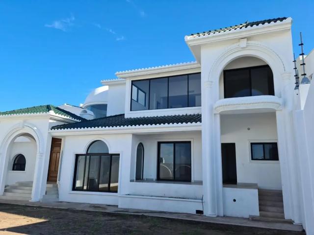 Casa en Venta en Lomas Altas, Hermosillo con Amplias Áreas y Piscina