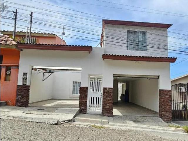 CASA EN VENTA EN LOMAS CONJUNTO RESIDENCIAL!