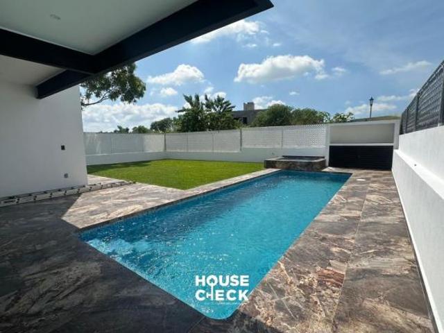 Casa en Venta en Lomas de Cocoyoc 4 Rec. con Alberca y Paneles