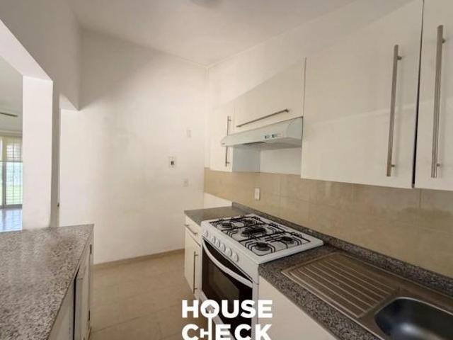 Casa en Venta en Lomas de Cocoyoc a campo de golf 3 Rec. con Alberca y 750m² de Jardín