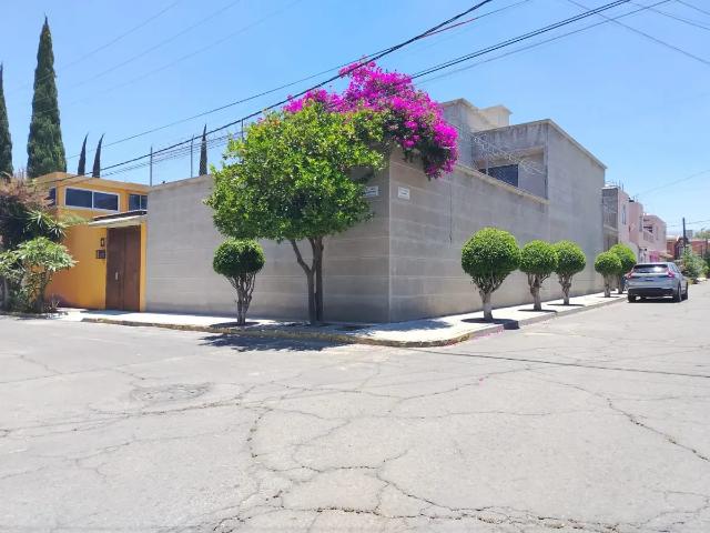Casa en Venta en Lomas de Cristo, Texcoco: Amplia y Moderna con 3 Recámaras
