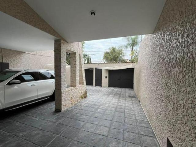 Casa en venta en Lomas de Guadalupe, 4 estacionamientos, espacios muy amplios para oficinas