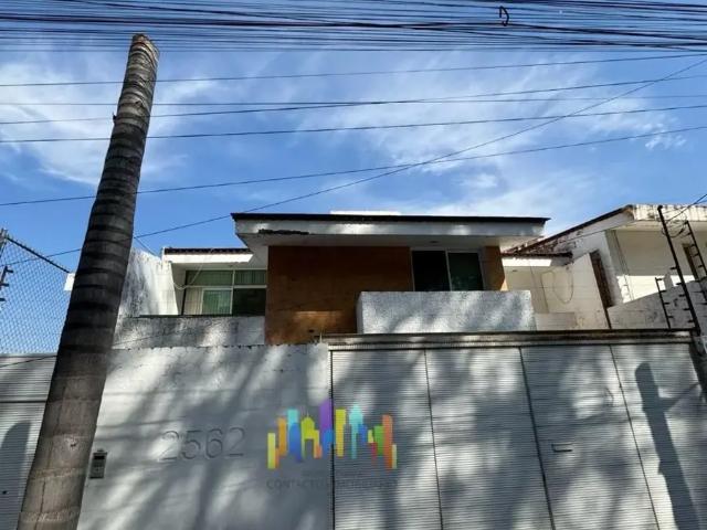 CASA EN VENTA EN LOMAS DE GUEVARA