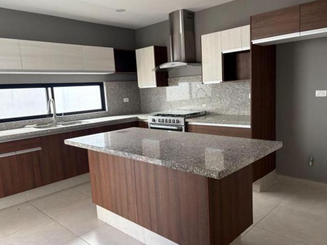 Casa en venta en Lomas de Juriquilla Querétaro, 4 recámaras. Recámara en planta baja