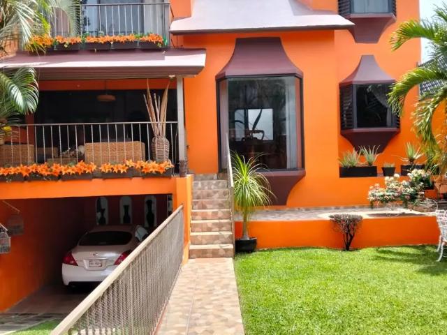 Casa en venta en Lomas de la Selva, Cuernavaca con jardín amplio