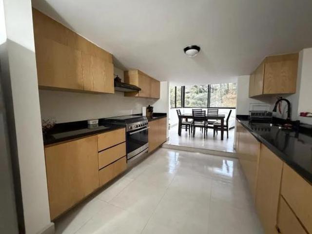 Casa en venta en Lomas de las Palmas. En calle cerrada con seguridad y alberca