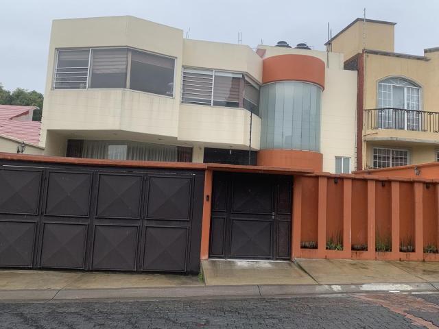 Casa en venta en Lomas de las Plamas en calle cerrada con vigilancia 24hrs