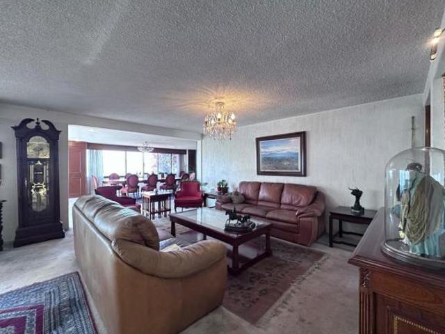 Casa en venta en Lomas de Santa Fe con amplios espacios