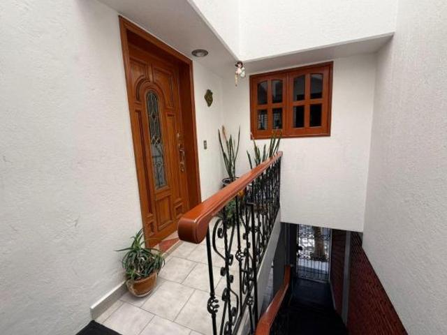 CASA EN VENTA EN LOMAS DE VALLE DORADO TLALNEPANTLA