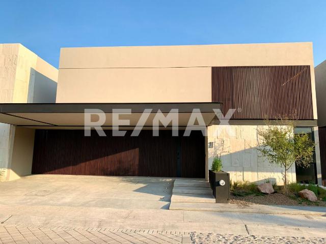 CASA EN VENTA EN LOMAS DEL CAMPANARIO NORTE
