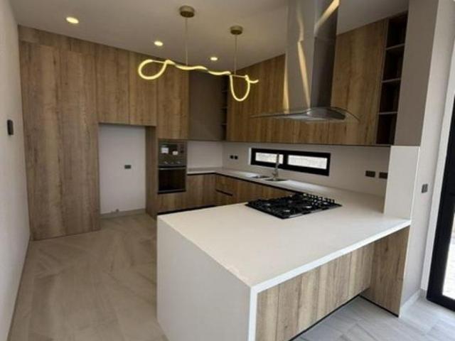 Casa en venta en Lomas del molino con 3 habitaciones, cada una con baño completo