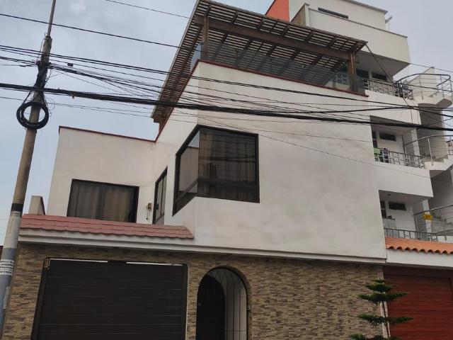 Casa en Venta en Los Cedros de Villa: 5 Dormitorios, Terraza y Cochera