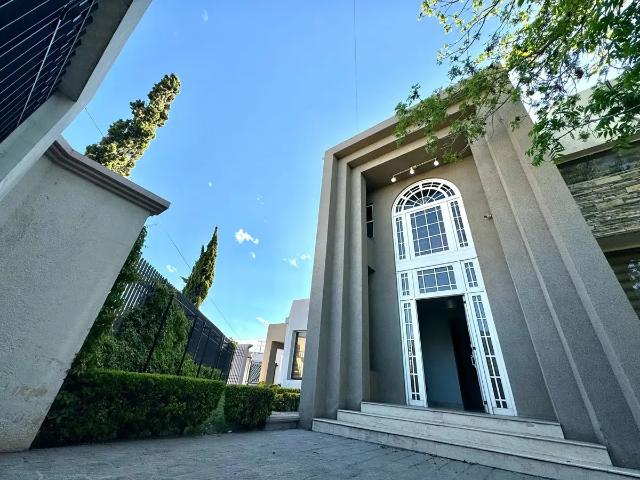 Casa en Venta en Los Doctores, Saltillo: Amplia Residencia con Jardín