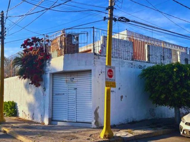 Casa en venta en Los Fresnos, cinco recamaras, cinco baños, recamara en PB. Cerca IMSS T21