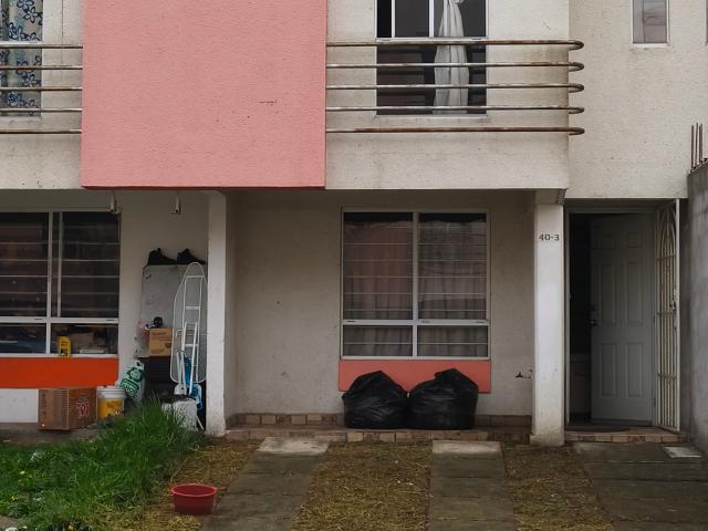 Casa en venta en los Héroes Chalco, 3 niveles, 4 recamaras, 2.5 Baños, estacionamiento al frente y protecciones en toda la casa