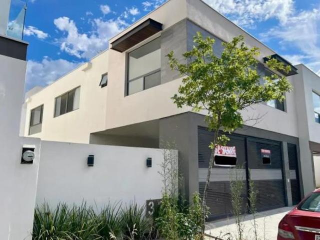 CASA EN VENTA EN LOS LINOS, HUAJUQUITO 3 RECÁMARAS / FRENTE AL PARQUE