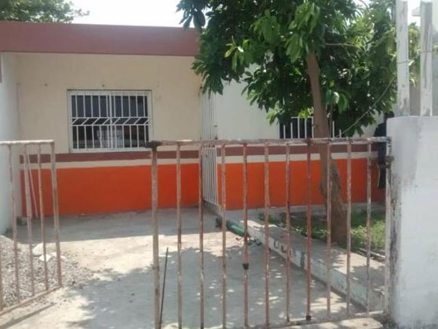 Casa en venta en Los Pinos, Veracruz | 2 recámaras, amplio patio y estacionamien