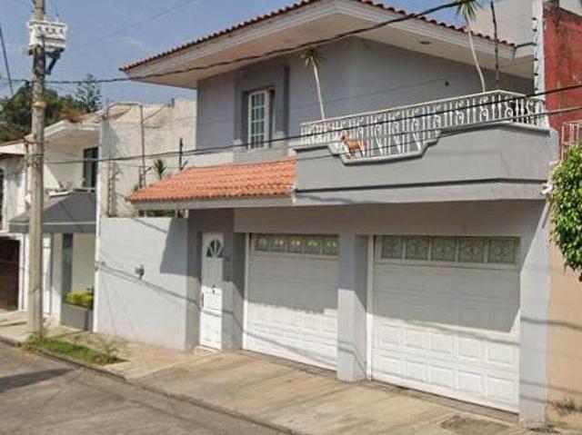 CASA EN VENTA EN LOS SAUCES, COLONIA MIRAFLORES URUAPAN, MICHOACAN