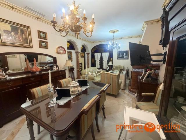Casa en venta en Lora del Río. Casa con un total de 230 metros cuadrados construidos, distribuidos de manera excepcional en 3 plantas Esta magnifica casa cuenta. Casas Lora del.