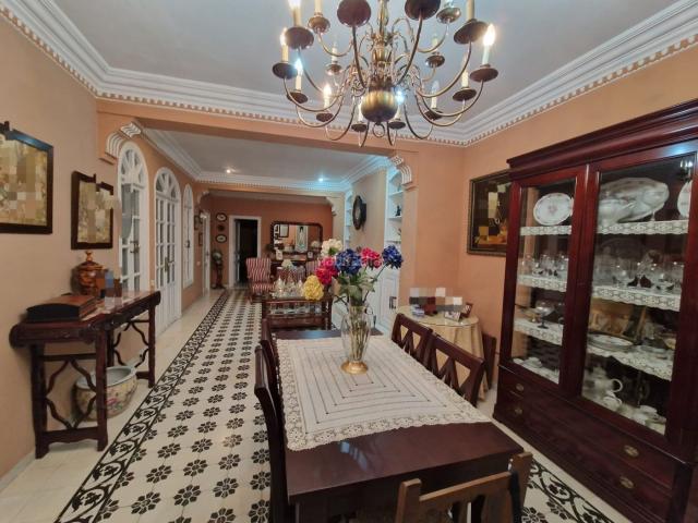 Casa en venta en Lora del Río. Casa con una superficie construida de 360 m repartidos en dos plantas. Esta impresionante propiedad cuenta con todo lo que podrías. Casas Lora del.