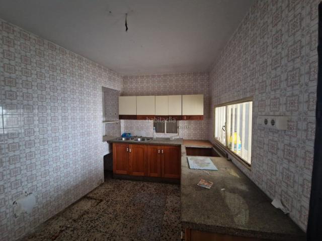 Casa en venta en Lora del Río. Casa de 237 metros cuadrados, distribuido en amplio salón, seis dormitorios cocina, baño y amplia cochera. Las principales caract. Casas Lora del.