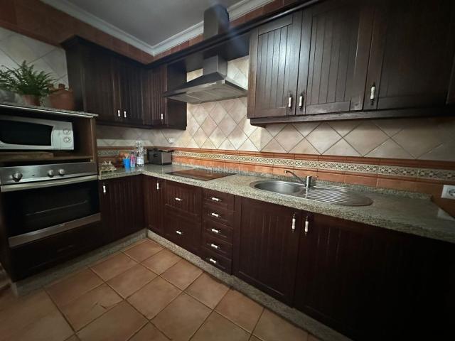 Casa en venta en Lora del Río. Casa en buena zona del pueblo, consta de 365 metros cuadrados distribuidos en cochera y patio en la planta baja y vivienda en prim. Casas Lora del.