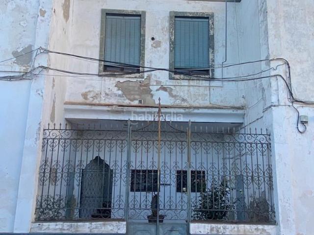 Casa en venta en Lora del Río. Casa señorial en una de las mejores zonas de Lora del Rio. Consta de 436 metros cuadrados distribuidos en seis dormitorios, un b. Casas Lora del.