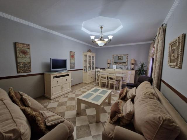 Casa en venta en Lora del Río. Casa de 180 metros cuadrados, distribuido en bonito recibidor, cinco dormitorios tres de ellos con armarios empotrados, cocina com. Casas Lora del.