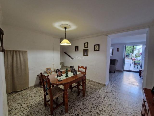 Casa en venta en Lora del Río. Magnifica casa de 187 metros cuadrados en buena zona de Lora del Río. Distribuida en dos amplios salones, cocina amueblada, cuatro. Casas Lora del.