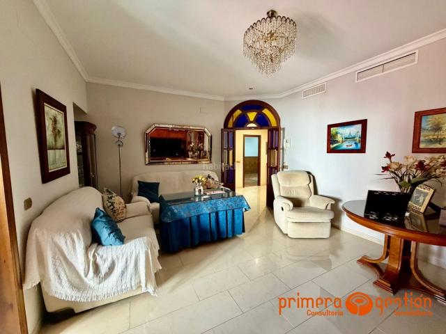 Casa en venta en Lora del Río. Magnifica casa señorial en pleno centro de Lora del Rio. Consta de 380 metros cuadrados distribuidos en cinco dormitorios, tres b. Casas Lora del.