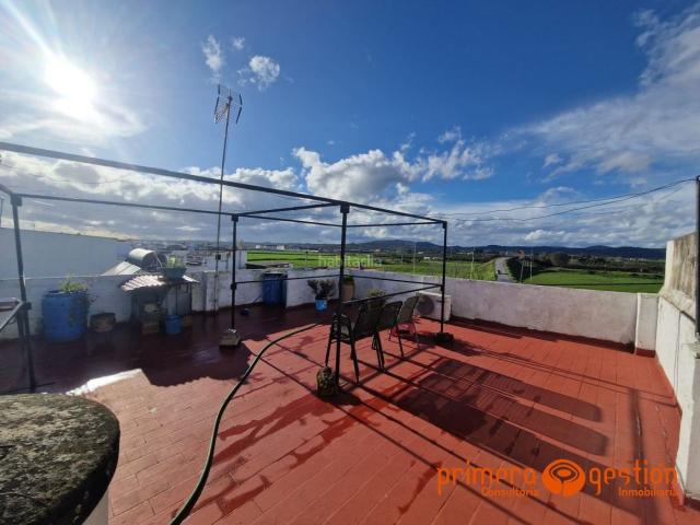 Casa en venta en Lora del Río. Primera Gestión vende vivienda con posibilidad de negocio en planta baja. Consta de 87 metros cuadrados distribuidos en local de u. Casas Lora del.