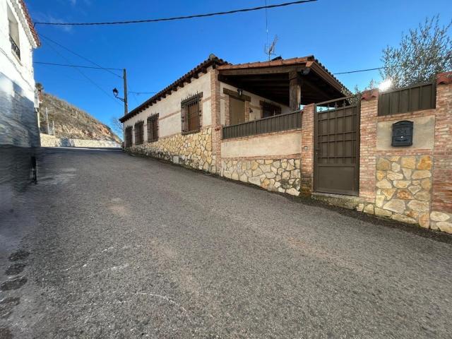Casa en venta en Loranca de Tajuña. VENTA DE CHALET CON BODEGA Y GARAJE EN LORANCA DE TAJUÑA. Casas Loranca de.
