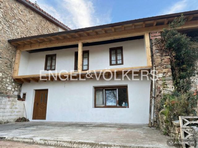 Casa en venta en Puente Viesgo. Casa de piedra con potencial de reforma en Aés. Casas Puente.