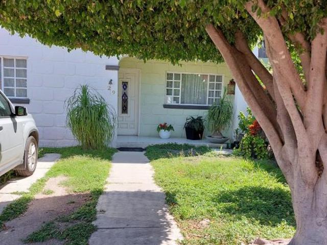 Casa en venta en Pueblo Nuevo, 4 Recámaras, 4 Autos, GRAN UBICACIÓN !