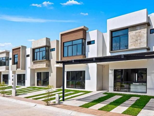 Casa en venta en Puerto Vallarta | 4 Recámaras + Estudio y Terreno Excedente