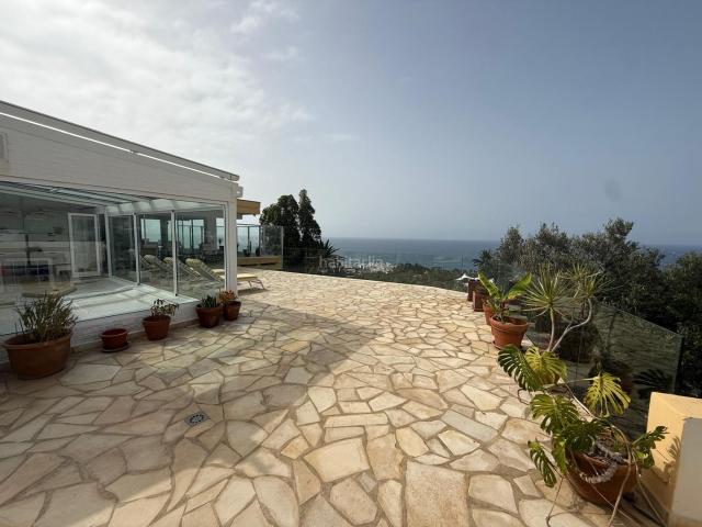 Casa en venta en Puerto de la Cruz, Playa Jardín. TENERIFE Unique villa with sea views and separate practice in a prime location of Puerto de la Cruz*. Casas Puerto de la.