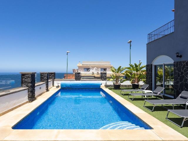 Casa en venta en Puerto de la Cruz, Playa Jardín. Exquisita Villa con Espectaculares Vistas cerca de Loro Parque. Casas Puerto de la.