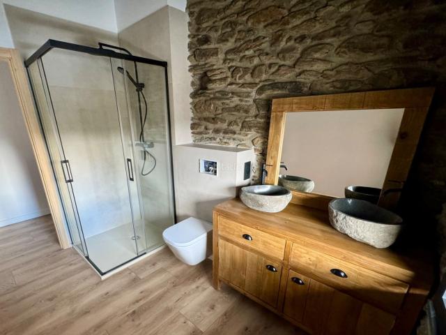 Casa en venta en Puigcerdà Pirineos. Vivienda de diseño reformada en Vilallobent con Acabados de Alta Calidad. Casas.
