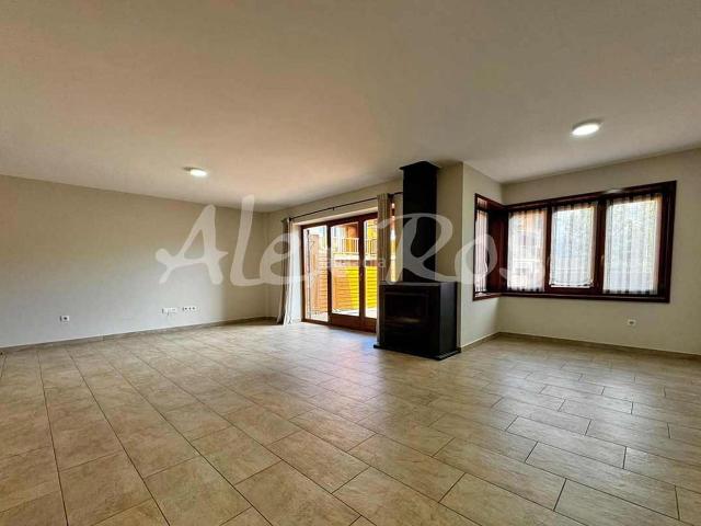 Casa en venta en Puigcerdà Pirineos. Casa adosada en Puigcerdà con 4 habitaciones, terraza y jardín. Casas.