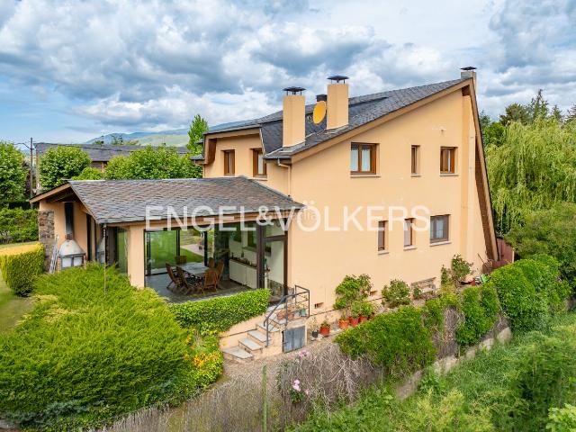 Casa en venta en Puigcerdà Pirineos. Gran casa en zona residencial de Puigcerdà. Casas.